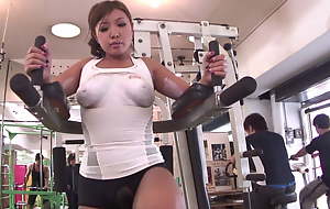 Asiatin 22 Jahre body Paint im Gym - wer merkt es