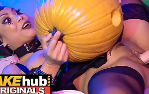 Fakehub Originals - Pumping the pumpkin before Halloween Thai latitudinarian leaves the party to be crazy a teen