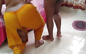 (Kamwali Ke Sath Jabardasti Sex Kiya) Desi Kolkata 19Y Old Hot Maid Drilled By Boss While Cleaning Room - Hindi Indian