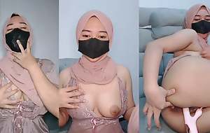 Hijab girl tries anal masturbation