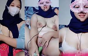 Hijab Ungentlemanly cucumber Masturbate waiting for it gets wet